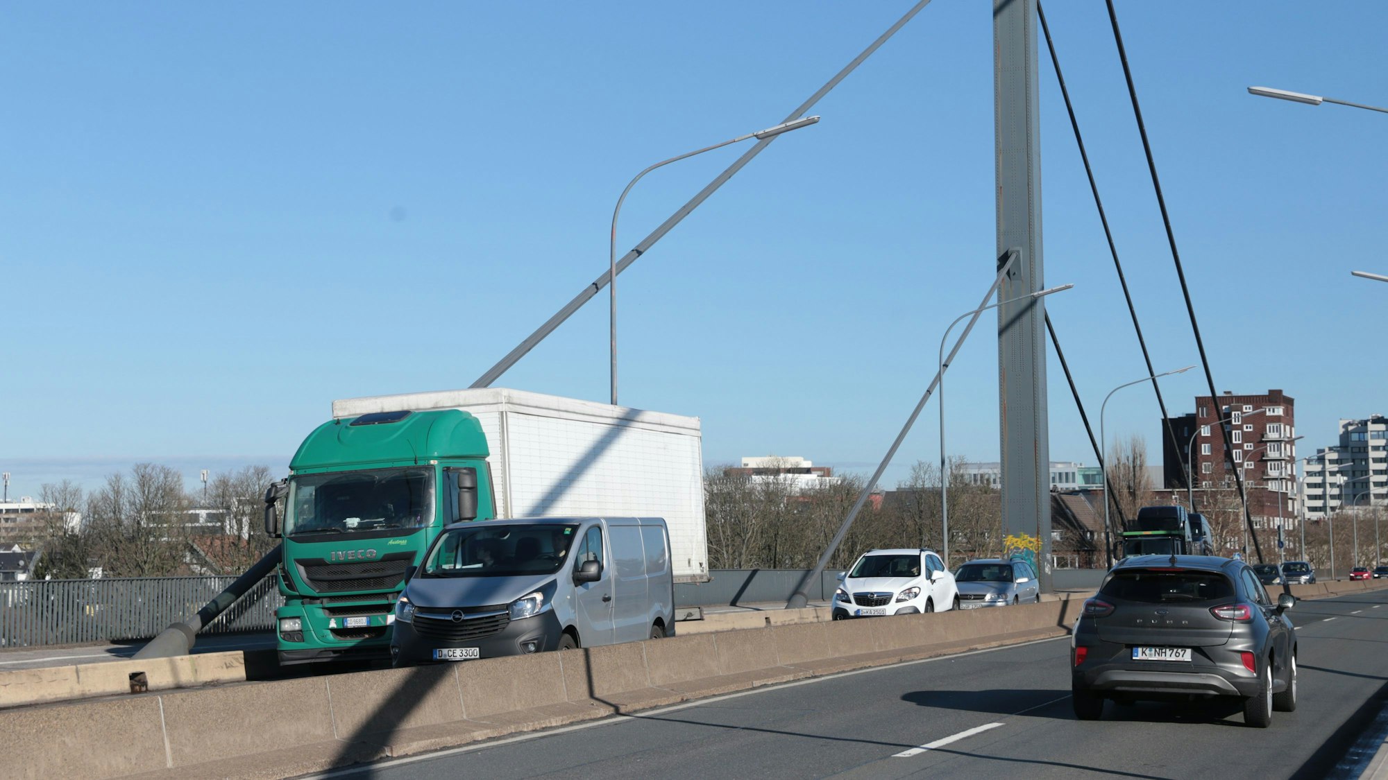 04.02.2026, Düsseldorf: Theodor-Heuss-Brücke - Trotz Fahrverbot fahren LKW über 3,5 Tonnen über die Brücke, Foto: Ingo Lammert