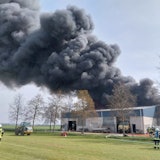 Großbrand in Niederkassel-Rheidt: In einer Lagerhalle hat ein Lkw Feuergefangen. Höchste Alarmstufe. Die Warn-App Nina löste aus.