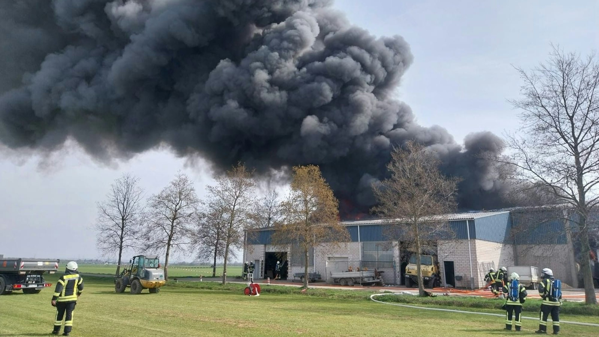Großbrand in Niederkassel-Rheidt: In einer Lagerhalle hat ein Lkw Feuergefangen. Höchste Alarmstufe. Die Warn-App Nina löste aus.