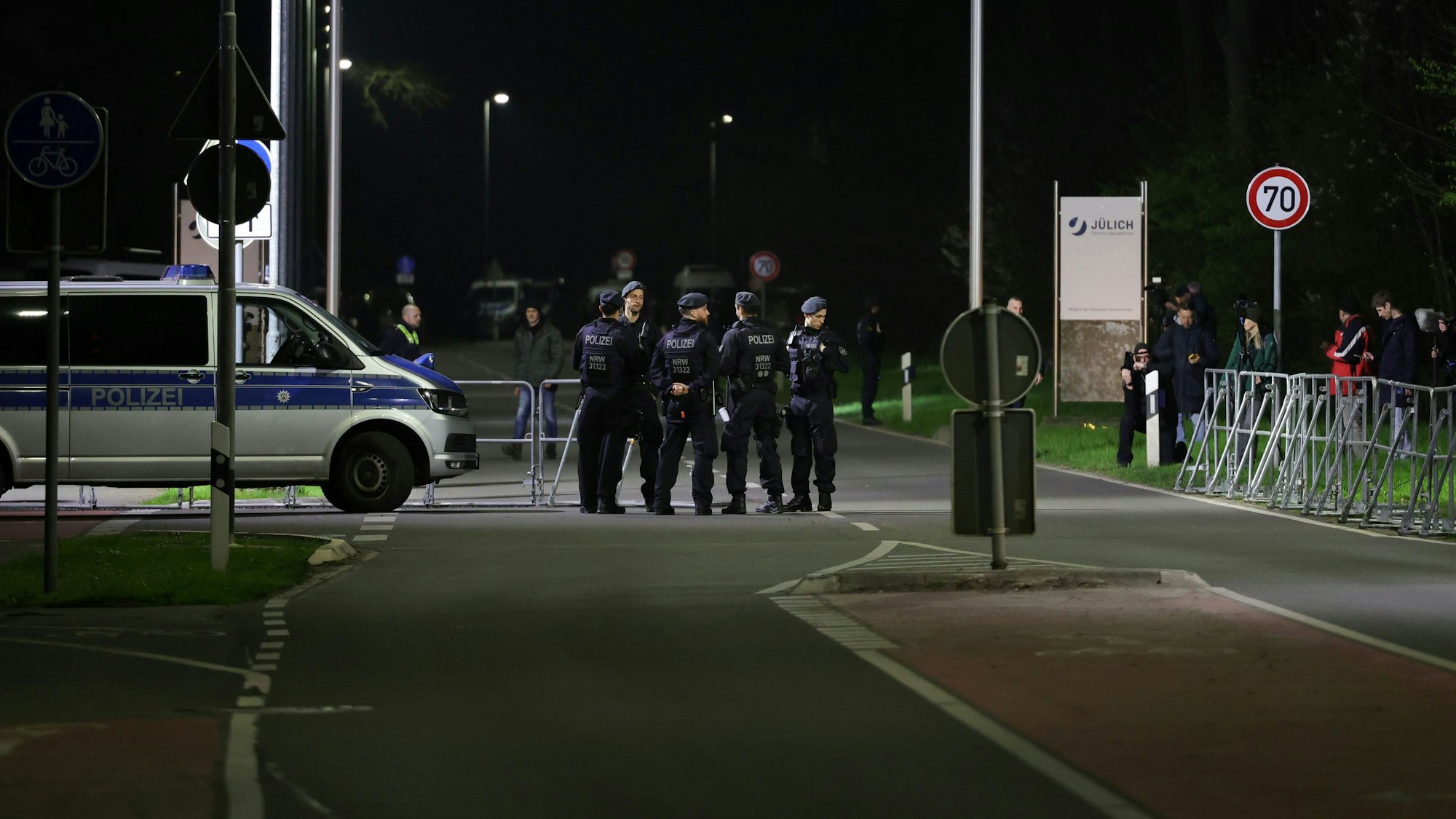 Einsatzkräfte der Polizei sichern die Ausfahrt des Betriebsgeländes in Jülich, auf dem die Castor-Behälter für den Transport bereitstehen.