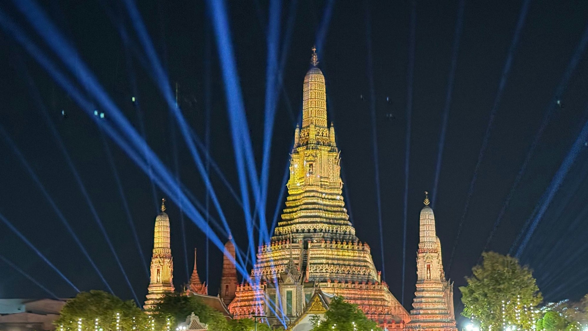Tempel Wat Arun in Bangkok ist an Silvester illuminiert