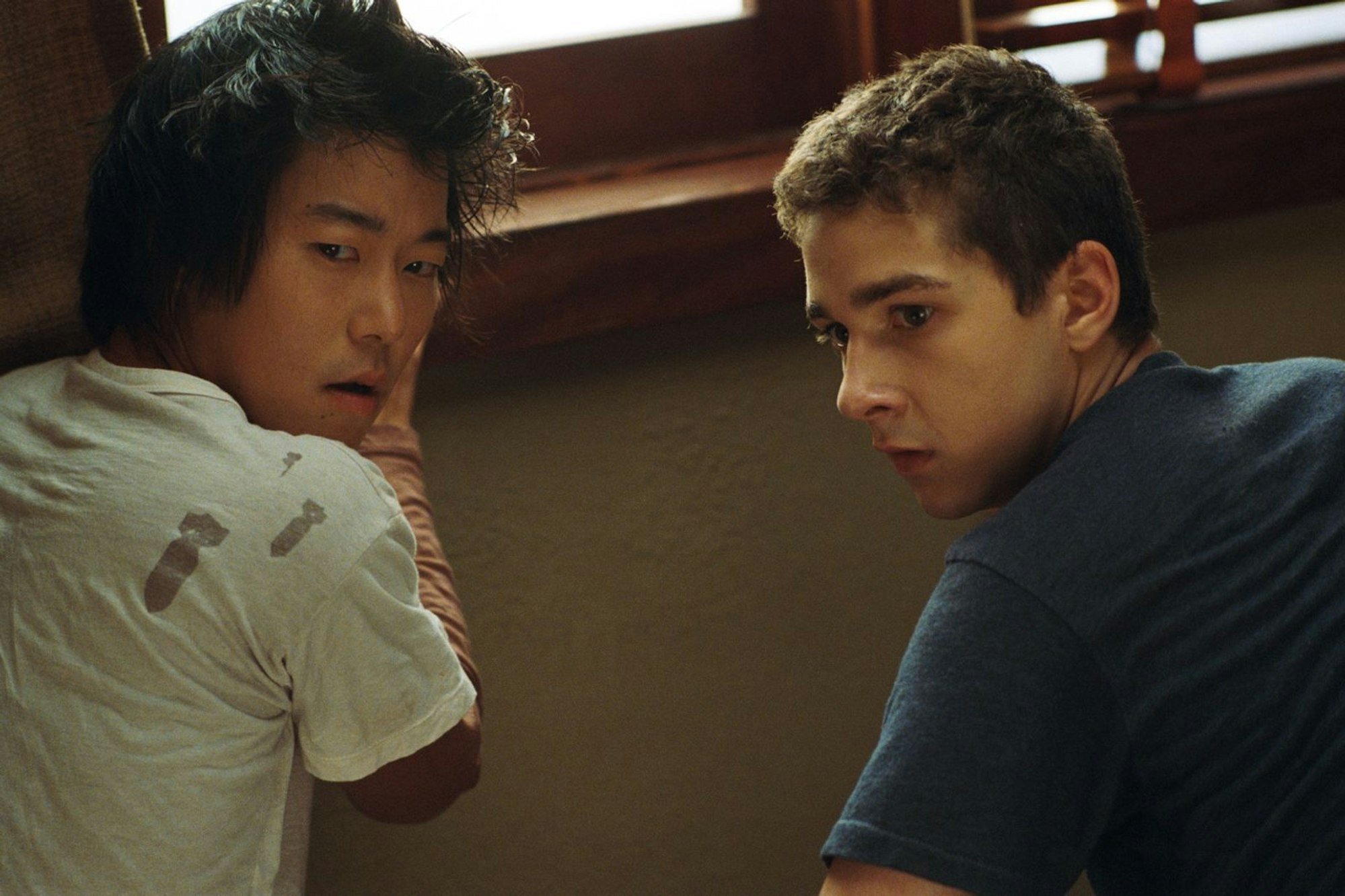 Freizeitbeschäftigung mit Nervenkitzel: Kale (Shia LaBeouf, rechts) und Ronnie (Aaron Yoo) wollen den bösen Nachbarn Mr. Turner überführen. (Bild: 2008 Dreamworks LLC. And Cold Springs Pictures. All Rights Reserved. / Suzanne Tenner)