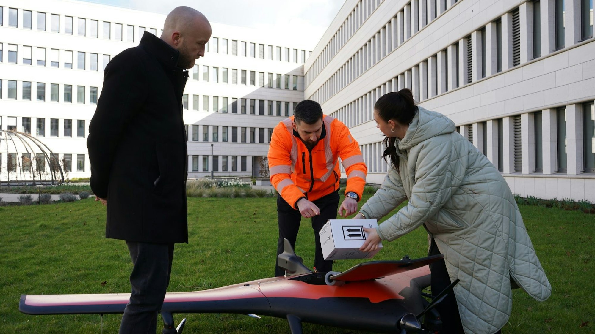 Das Foto zeigt das Beladen einer der Transportdrohnen, die auch über dem Oberbergischen fliegen soll.