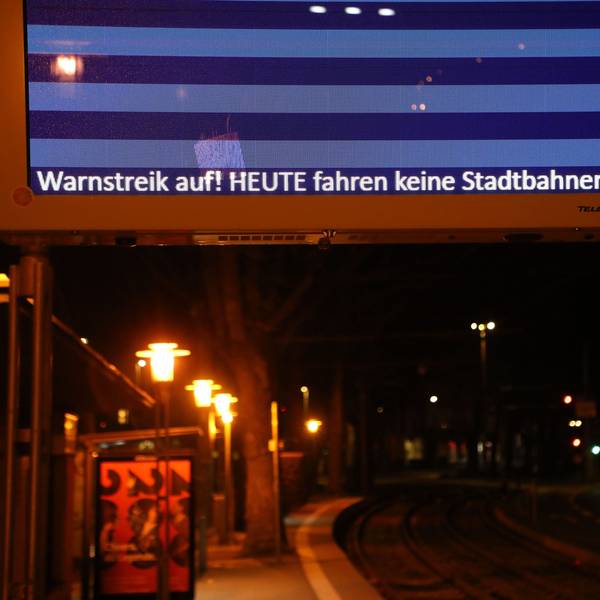 Köln: Eine Informationstafel der KVB weist auf den Streik im Nahverkehr hin (Bild vom 19. März).