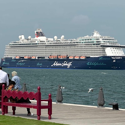 „Mein Schiff 5“ liegt im Hafen von Doha seit Ausbruch des Krieges im Nahen Osten fest.