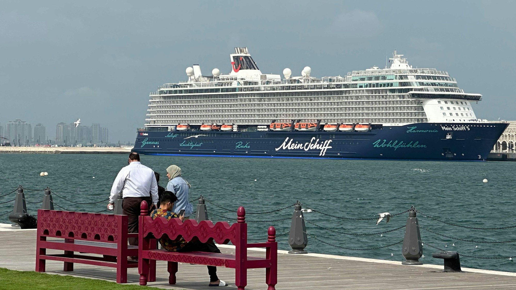 „Mein Schiff 5“ liegt im Hafen von Doha seit Ausbruch des Krieges im Nahen Osten fest.