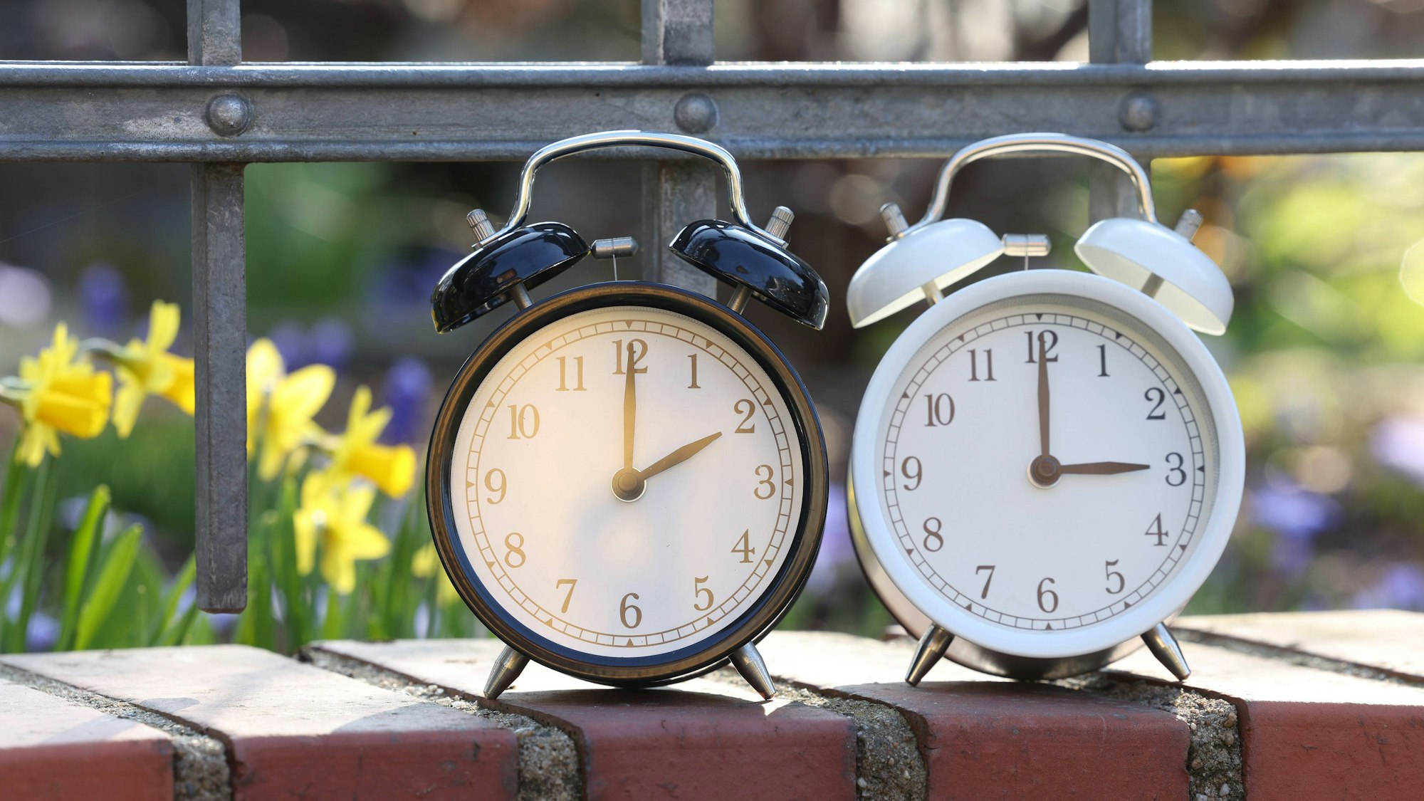 Ein Wecker zeigt zwei Uhr und der andere drei Uhr.