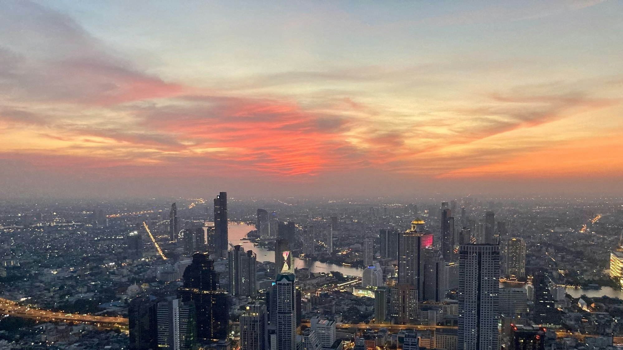 Blick vom Wolkenkratzer King Power Mahanakhon über Bangkok