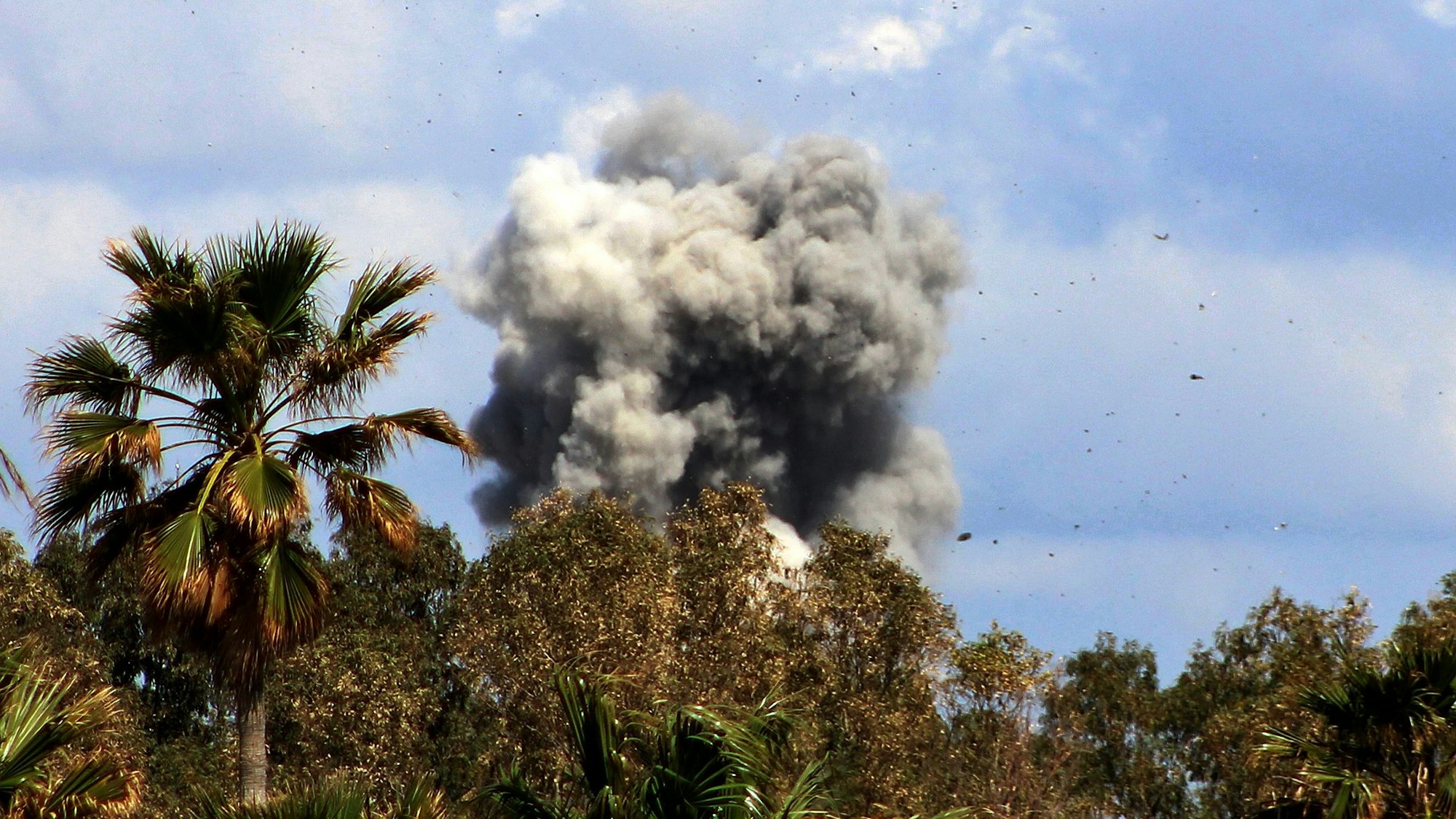 Rauch steigt am 24. März 2026 von der Stelle eines israelischen Luftangriffs auf, der auf die östlichen Vororte der südlibanesischen Küstenstadt Tyros abzielte.