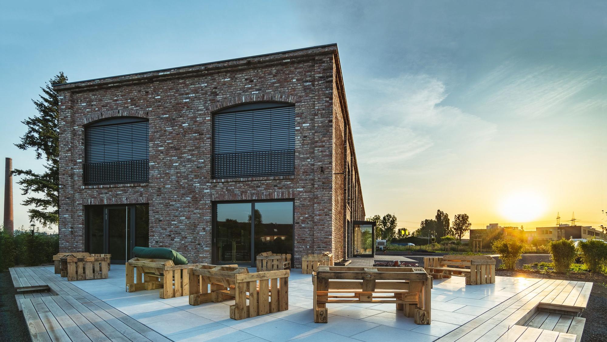 Alte Feldbrandklinker aus Abrissgebäuden wurden für die Fassade des Co-Working-Gebäudes von Brüneo in Brühl wieder verwendet, um die Anmutung alter Industriegebäude zu erzielen und eine warme Atmosphäre zu schaffen.