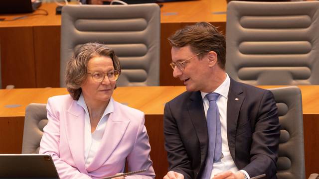 Ina Scharrenbach (CDU), Ministerin für Heimat, Kommunales, Bau und Gleichstellung von NRW, und Hendrik Wüst (CDU), Ministerpräsident von NRW, unterhalten sich im Plenum des Landtags.