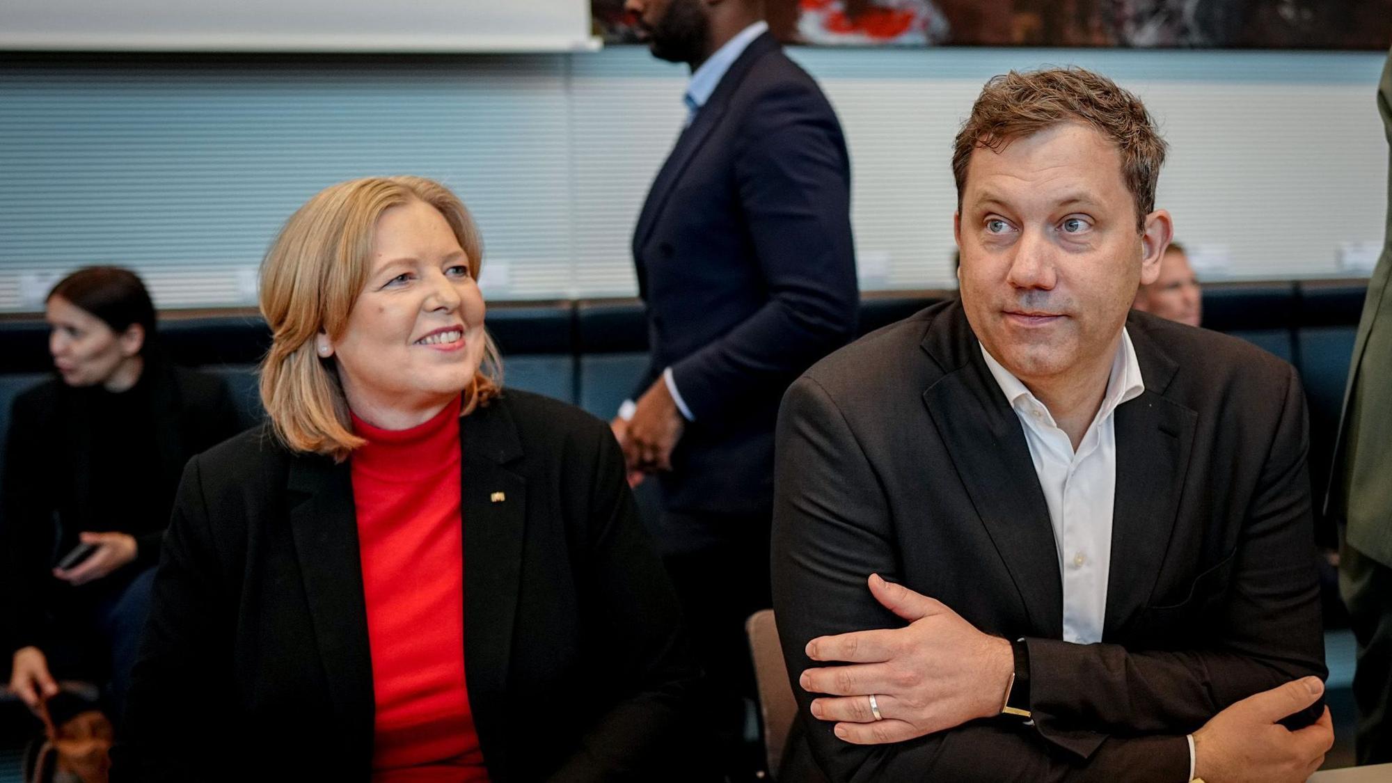 Lars Klingbeil (SPD), Bundesminister der Finanzen, Vizekanzler und SPD-Bundesvorsitzender, und Bärbel Bas (SPD), Bundesministerin für Arbeit und Soziales und SPD-Parteivorsitzende