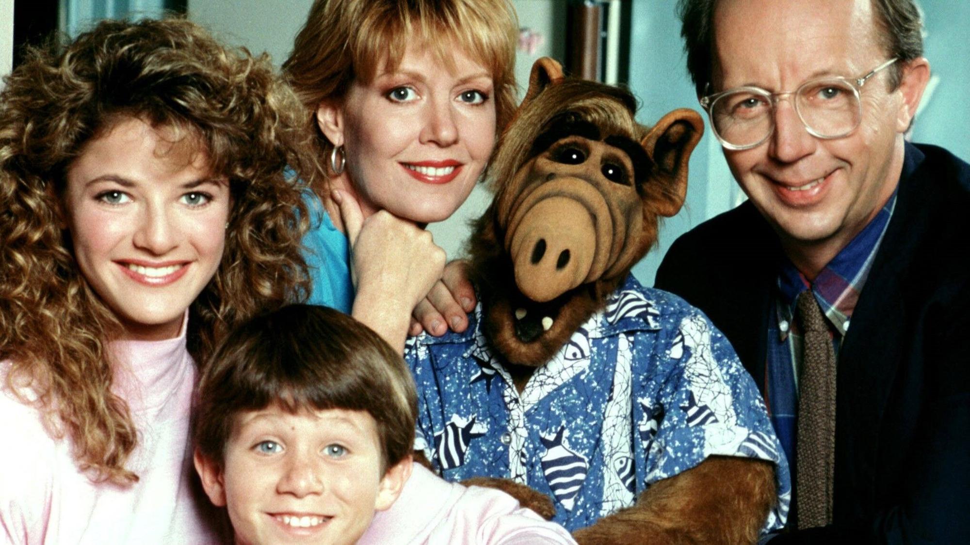 Benji Gregory, Andrea Elson, Alf, Anne Schedeen und Max Wright posieren.