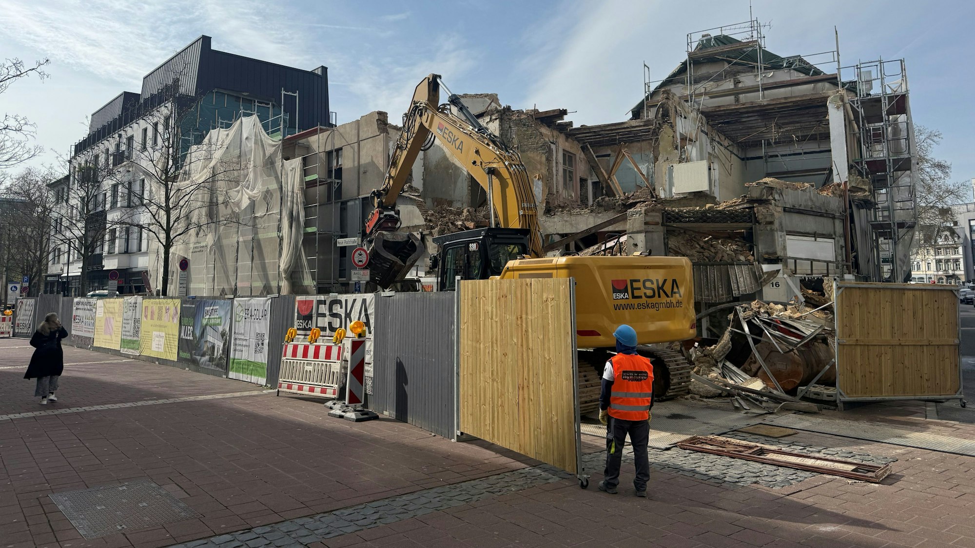 Mit schwerem Gerät wird derzeit am ehemaligen Zeeman-Gebäude in der Innenstadt in Siegburg gearbeitet.