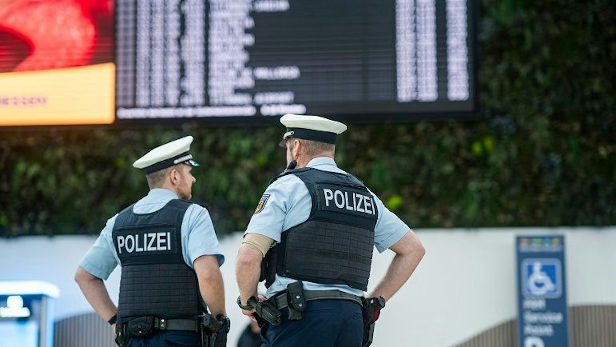 Bundespolizei am Flughafen Köln/Bonn nimmt Mann fest.