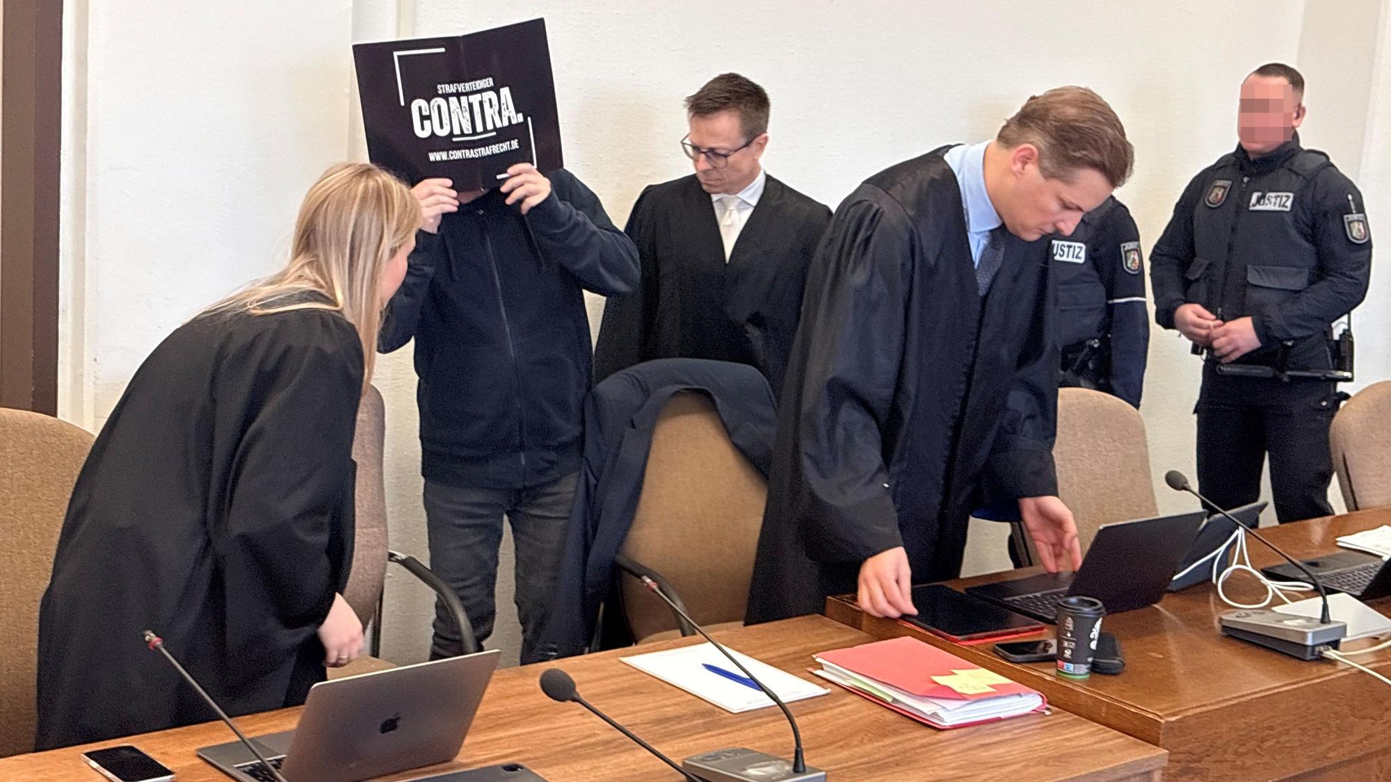 Der frühere Kinderfotograf Achim L. beim Prozessauftakt im Kölner Landgericht