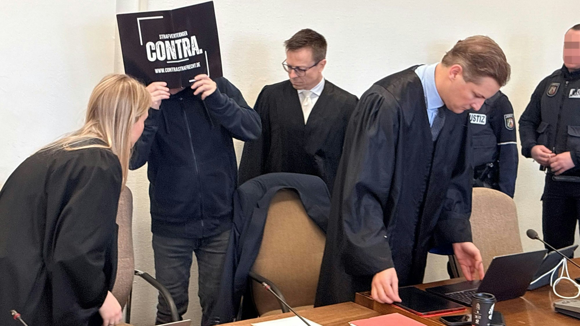 Der frühere Kinderfotograf Achim L. beim Prozessauftakt im Kölner Landgericht.