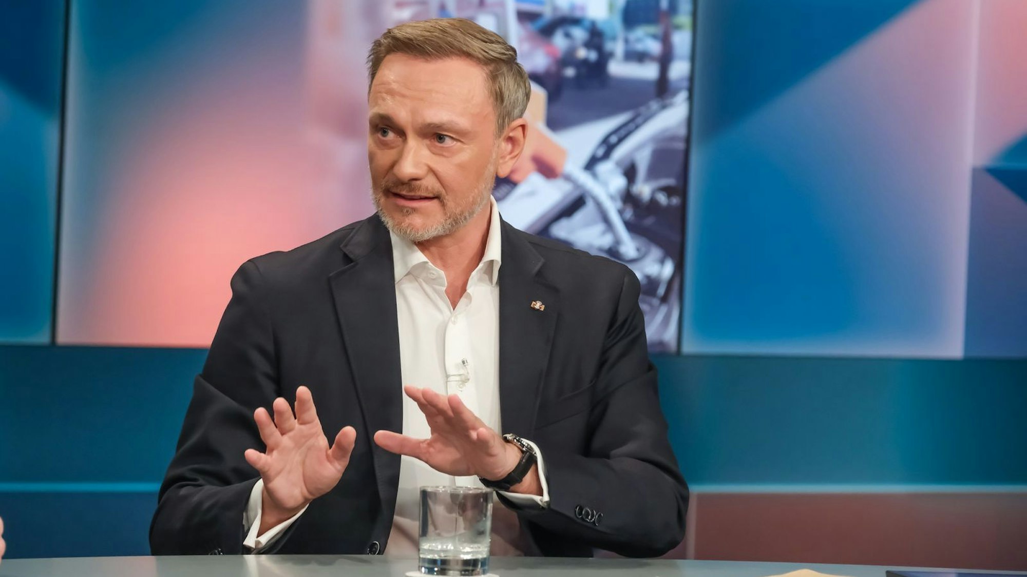 Christian Lindner hat bei „Hart aber fair“ über eine mögliche Rückkehr in die Politik gesprochen. (Bild: WDR/Oliver Ziebe)