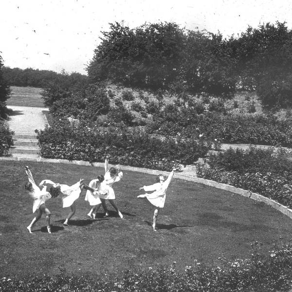 Tanzvorführung auf dem „Reigenplatz“ im Raderthaler Volkspark, der mittlerweile nach Gartendirektor Fritz Encke benannt ist.