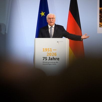 Bundespräsident Frank-Walter Steinmeier spricht bei der Jubiläumsveranstaltung „75 Jahre Wiedergründung des Auswärtigen Amtes“ im Auswärtigen Amt.