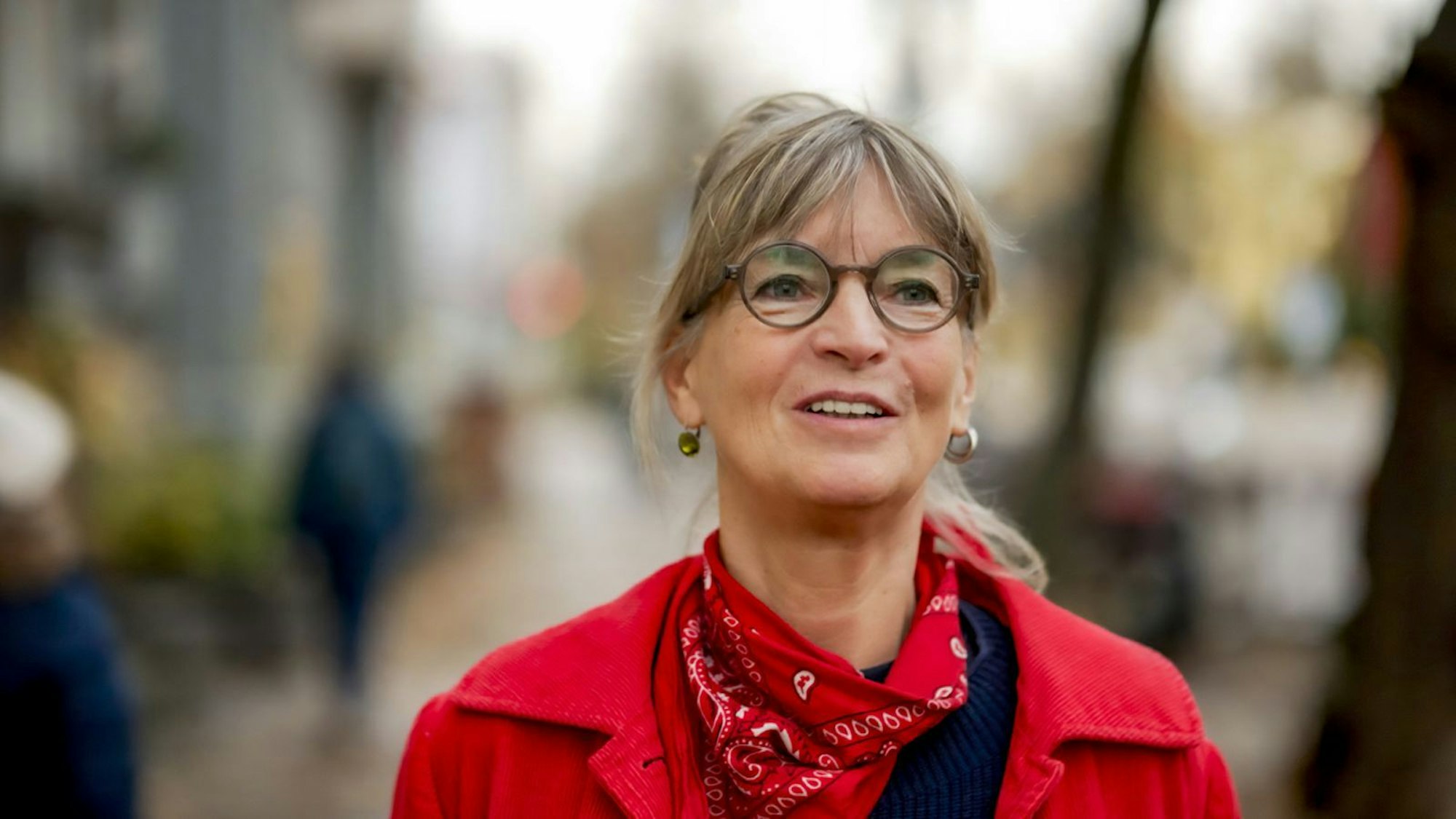 Die Journalistin Katrin Schwahlen möchte mit 68 Jahren nicht außen vor bleiben, sie ist beruflich voll aktiv. (Bild: ZDF/Andrea Rumpler)