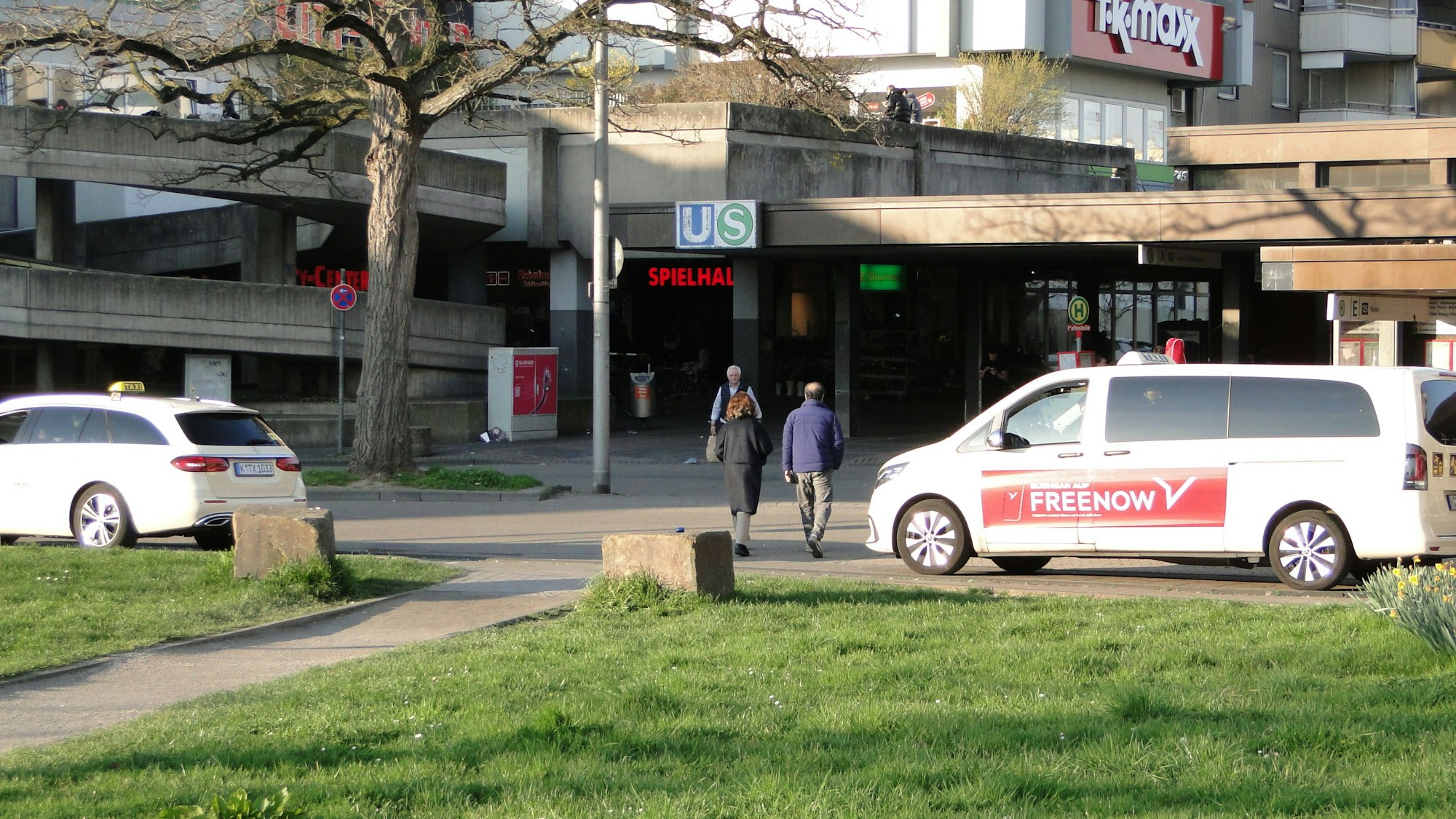 Taxis stehen vor einem großen Gebäude.