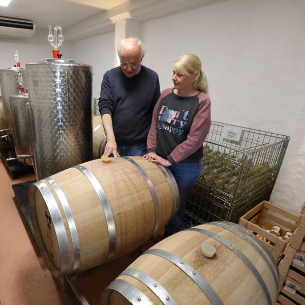 Karsten und Viola Keune in ihren Weinkeller an einem französichen Barrique-Fass.