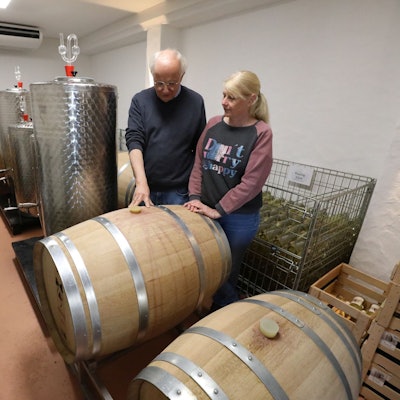 Karsten und Viola Keune in ihren Weinkeller an einem französichen Barrique-Fass.