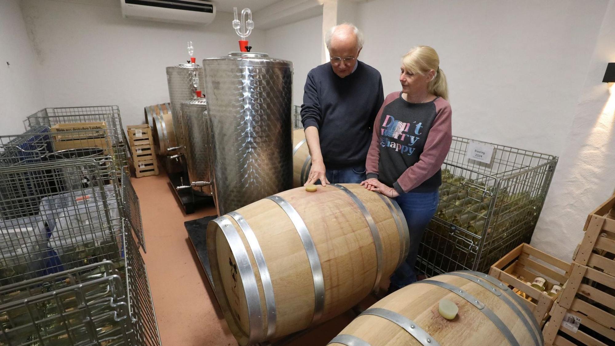 Karsten und Viola Keune in ihren Weinkeller an einem französichen Barrique-Fass.