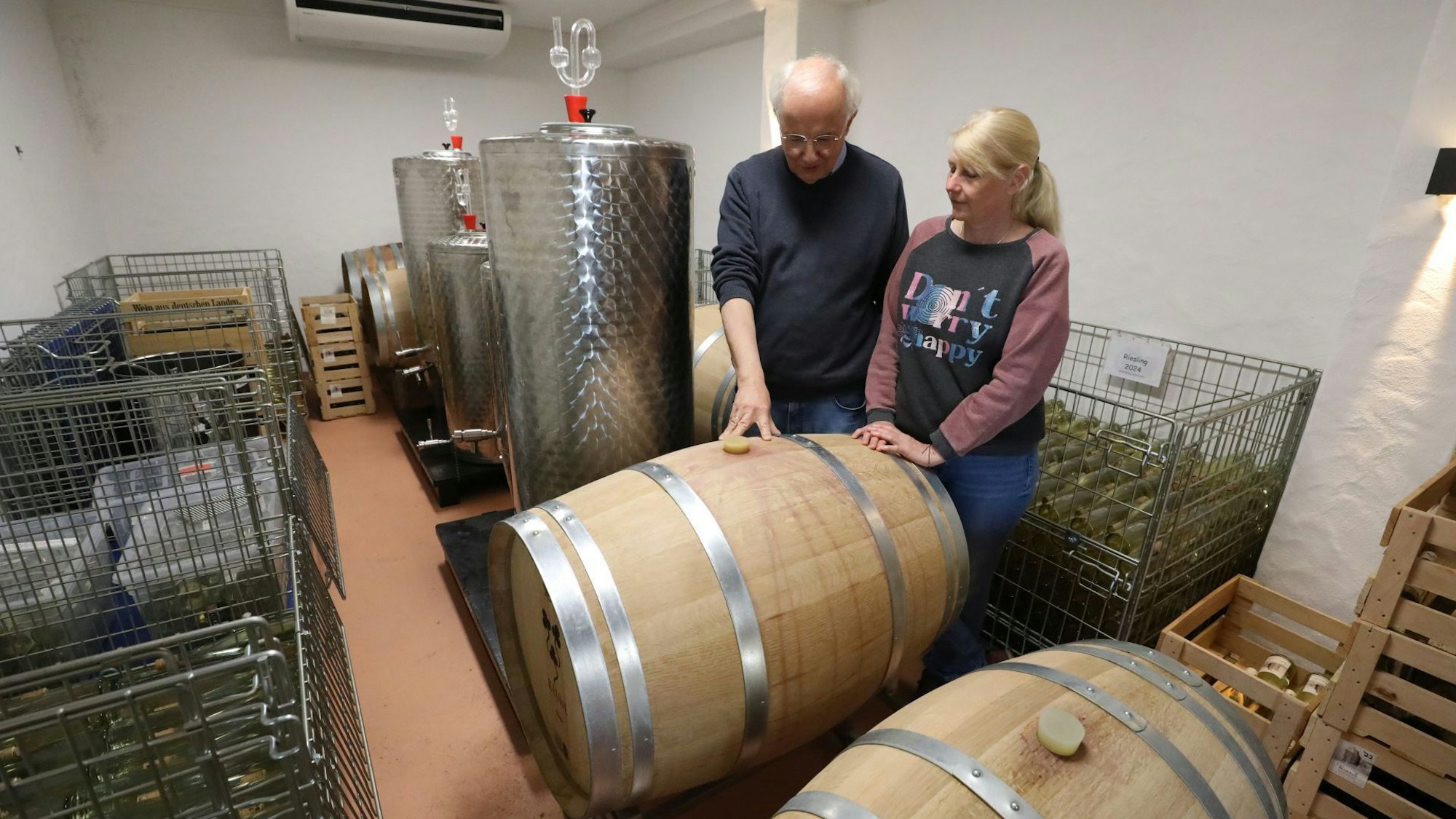 Karsten und Viola Keune in ihren Weinkeller an einem französichen Barrique-Fass.