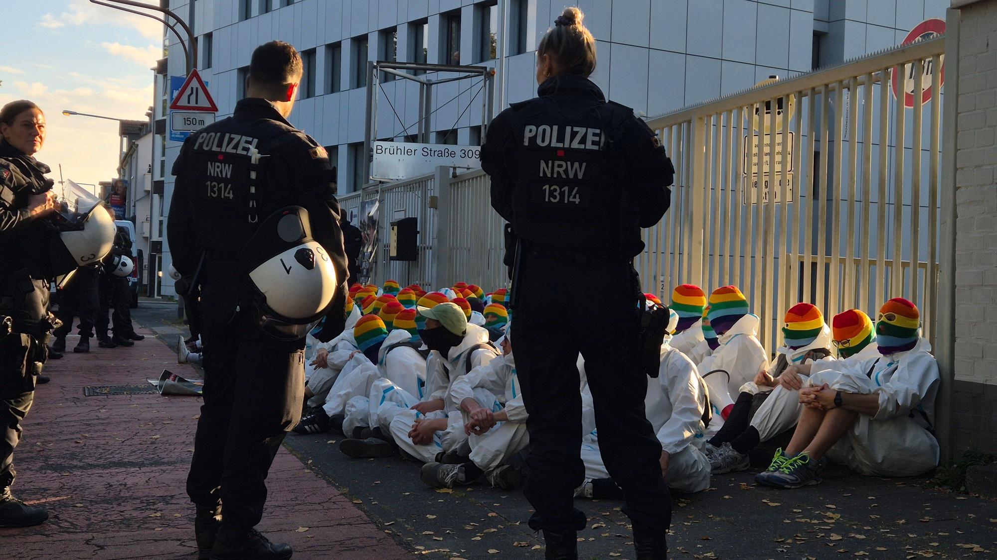 Das Antikriegsbündnis „Rheinmetall Entwaffnen“ blockierte den Zugang zu einem Bundeswehr-Gebäude in Köln. Das hat nun ein juristisches Nachspiel.