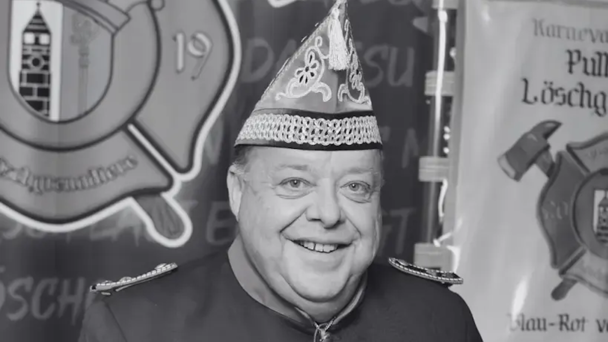 Auf dem Foto ist ein Mann in Karnevals-Uniform zu sehen.