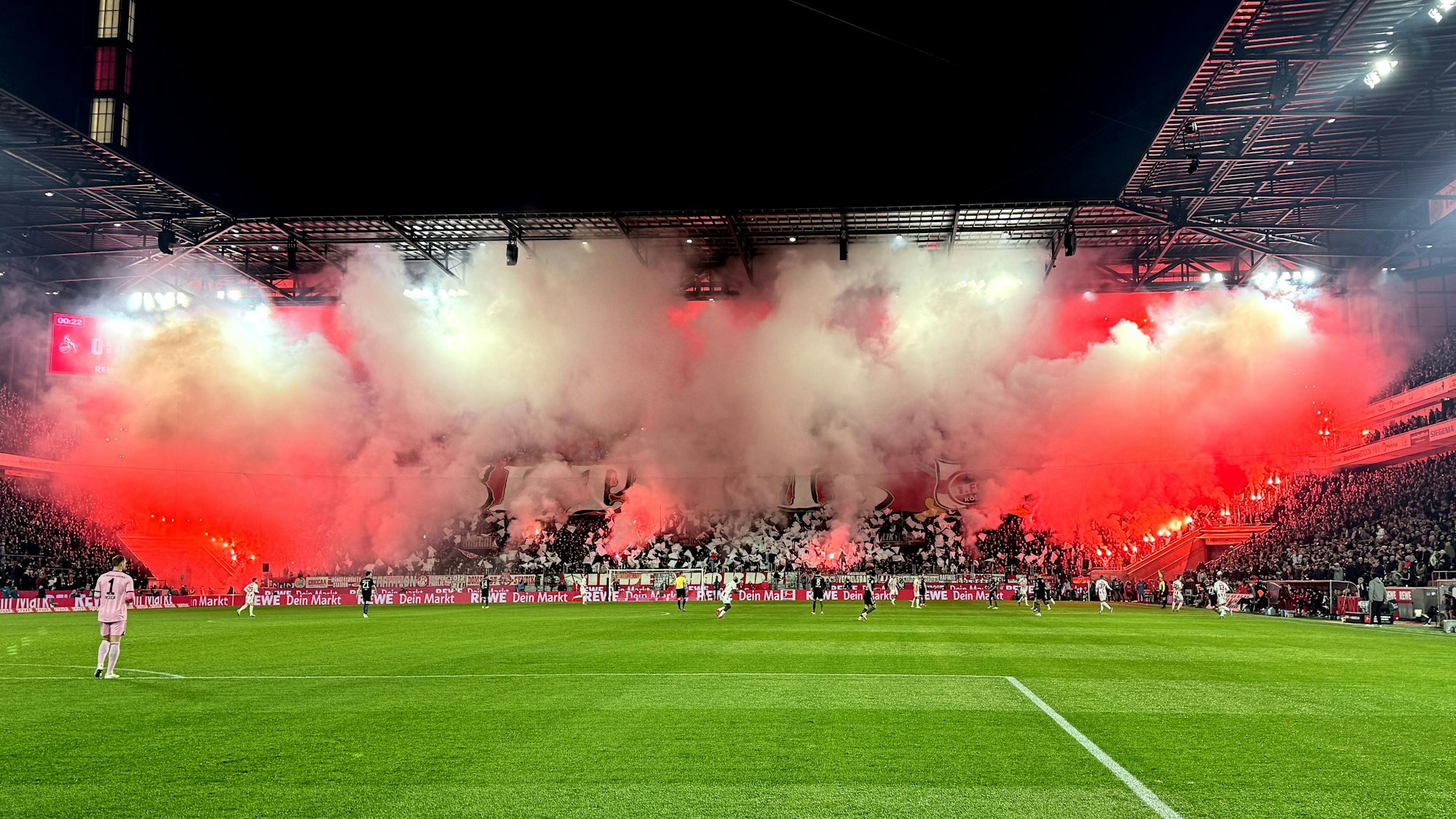 Die Fans des 1. FC Köln fackelten gegen Bayern München eine gewaltige Pyro-Show ab.