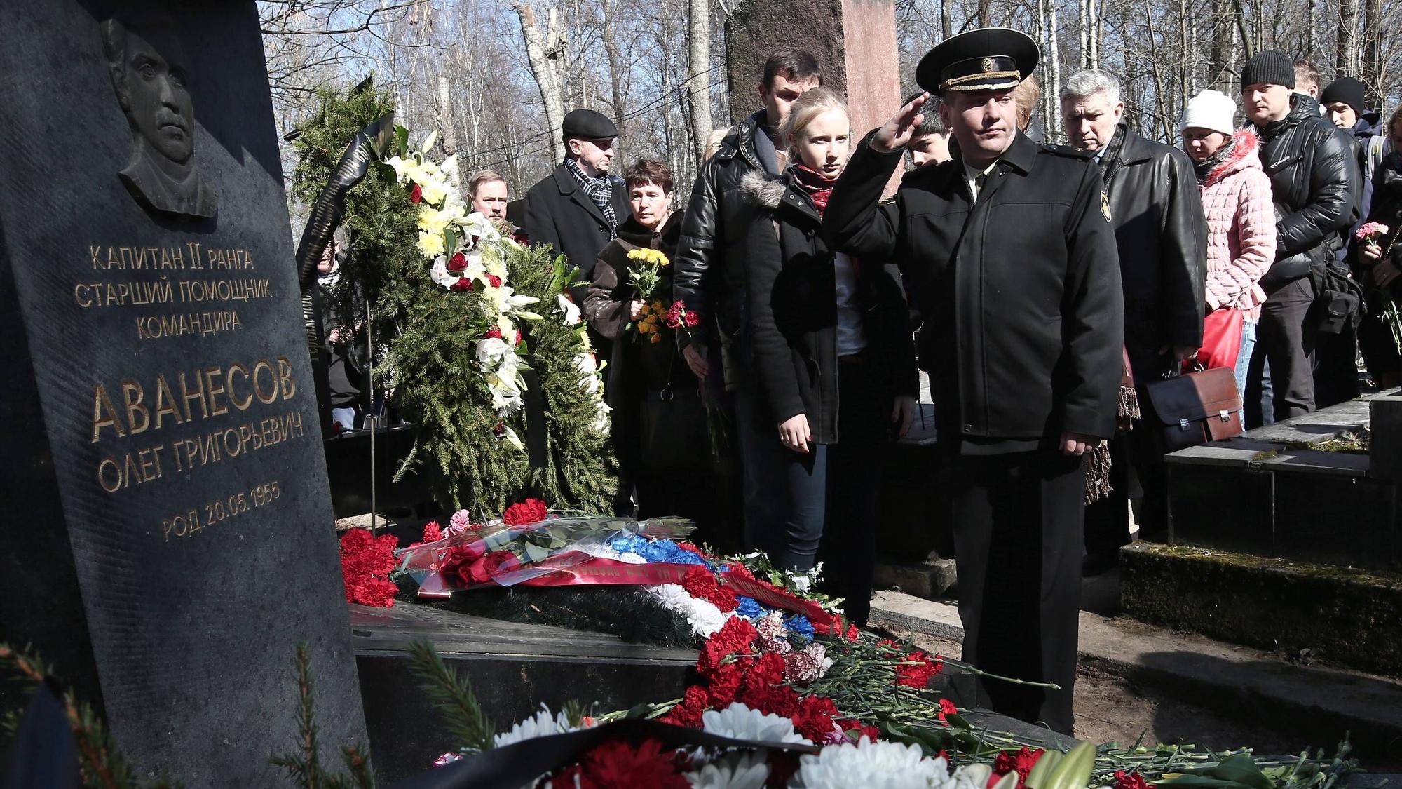 Am Denkmal, das an die Besatzungsmitglieder des russischen U-Boots K-278 „Komsomolets“ erinnert, werden anlässlich des Jahrestags des Untergangs Blumen niedergelegt. (Archivbild)