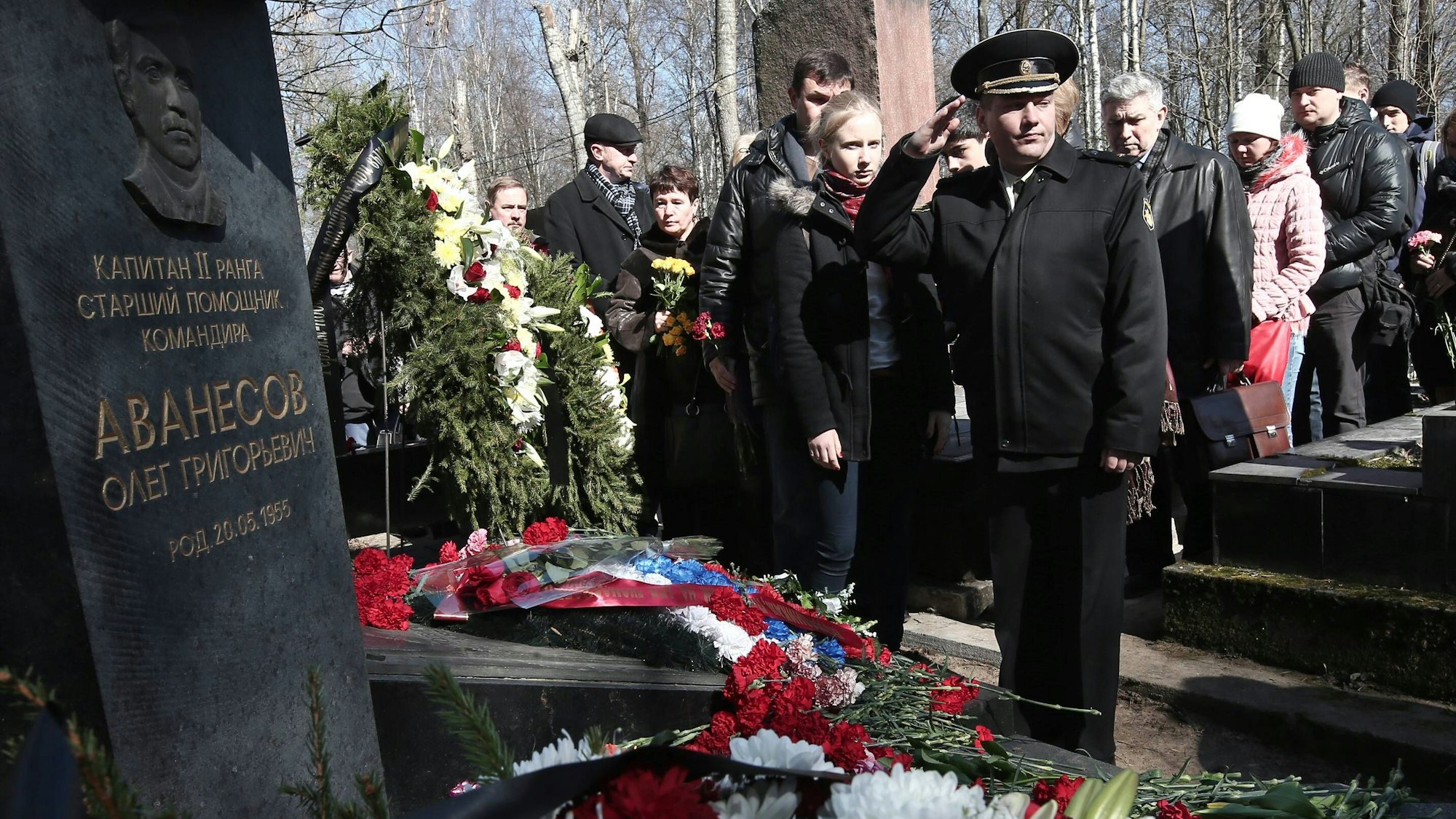 Am Denkmal, das an die Besatzungsmitglieder des russischen U-Boots K-278 „Komsomolets“ erinnert, werden anlässlich des Jahrestags des Untergangs Blumen niedergelegt. (Archivbild)