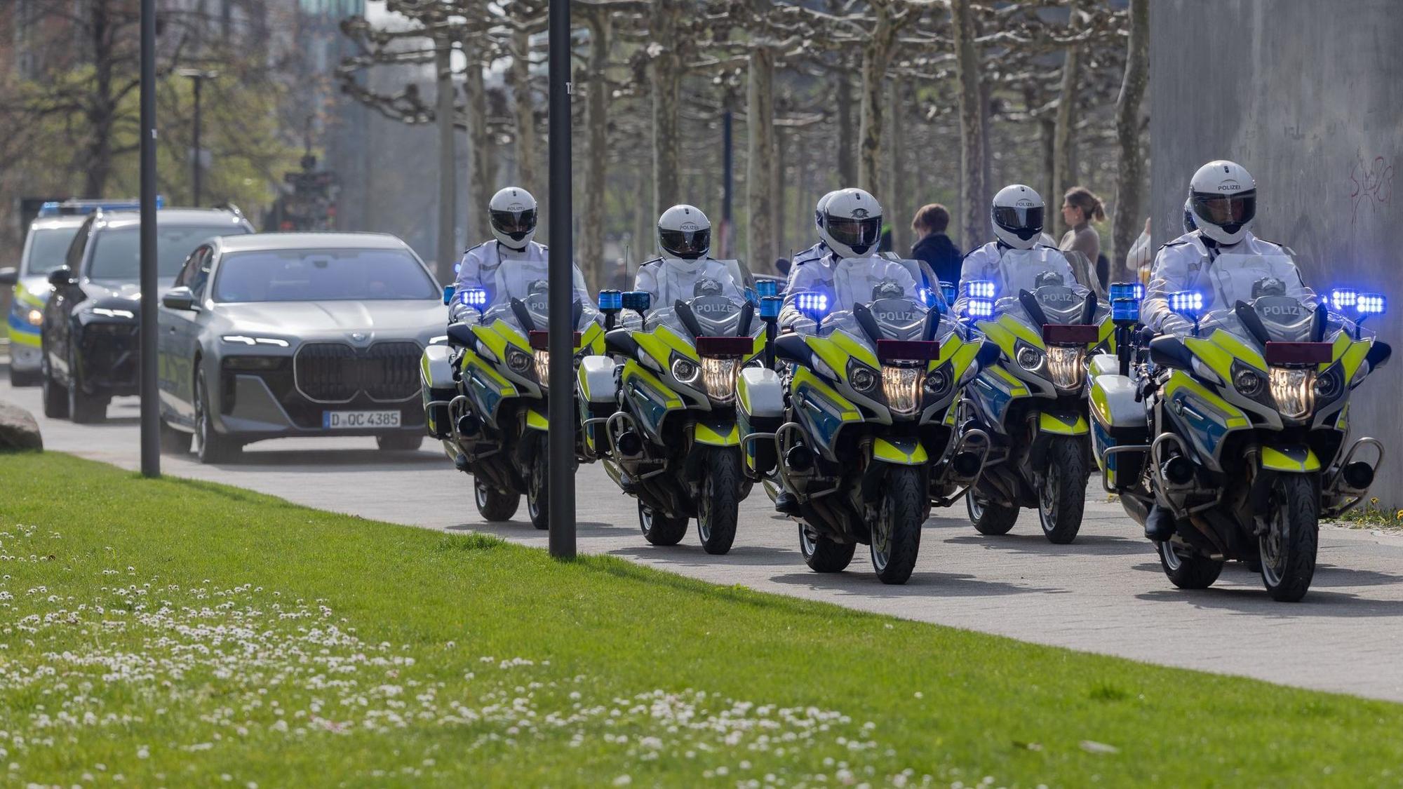 Motorrad-Kolonne für Königin Silvia