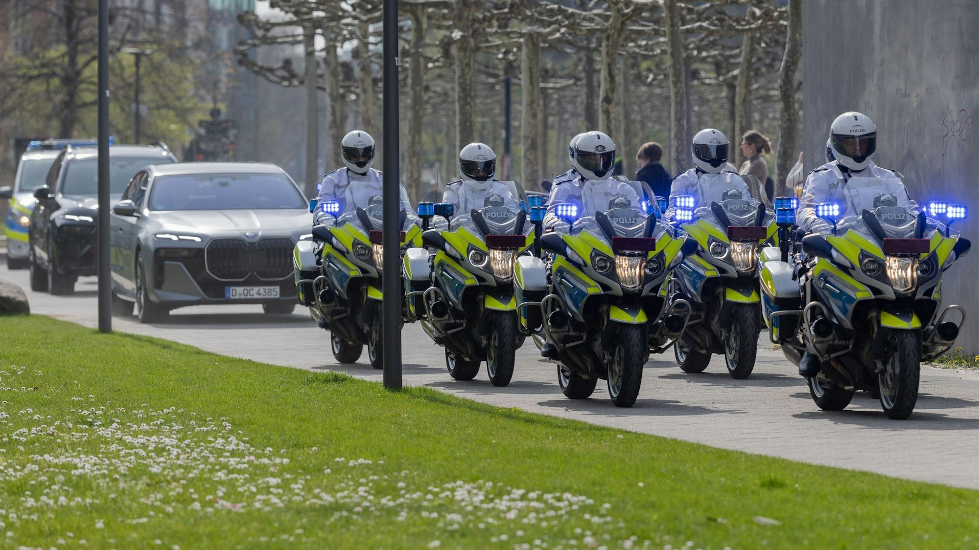 Motorrad-Kolonne für Königin Silvia