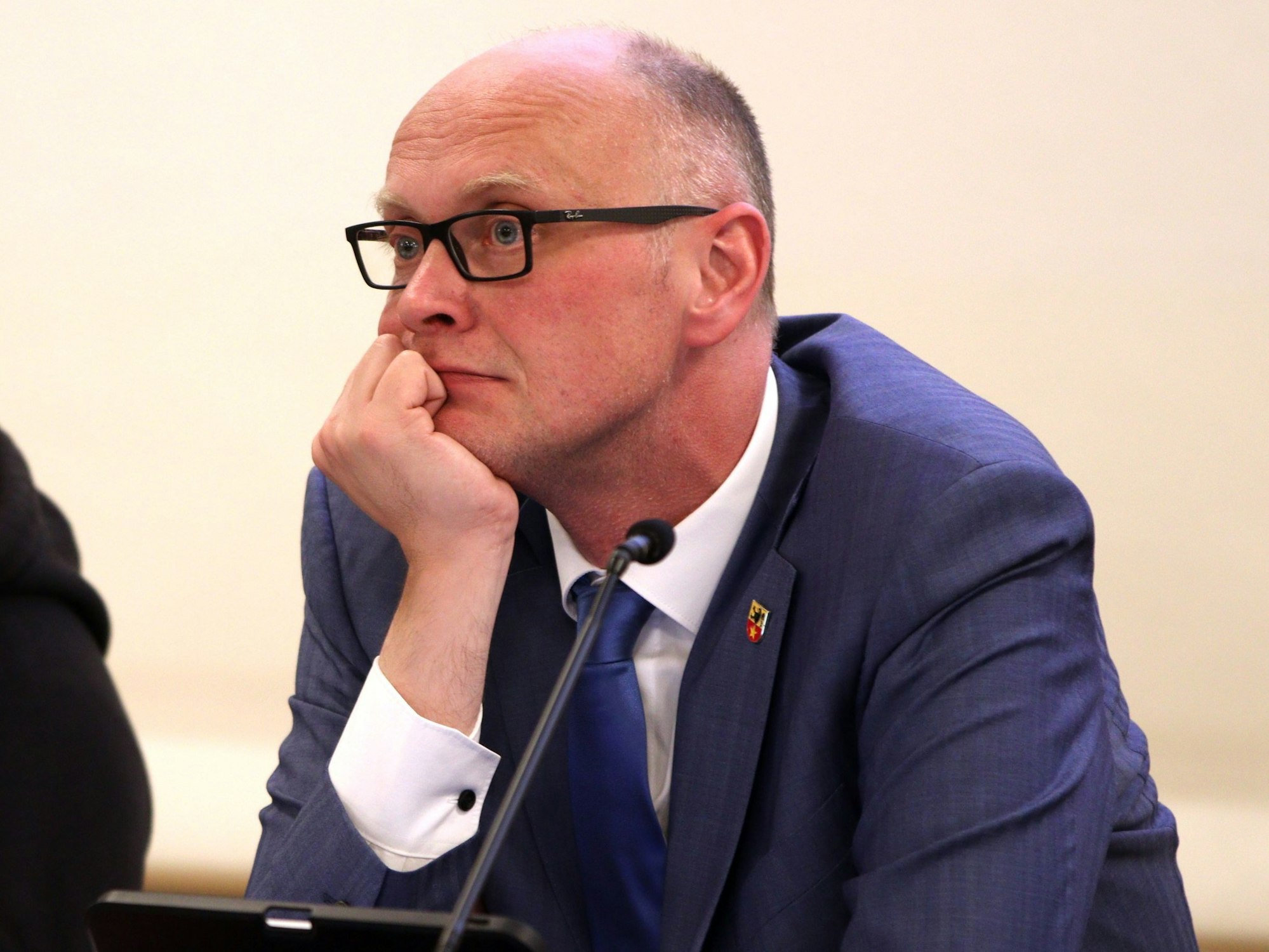 Sebastian Glatzel stützt sein Kinn auf der Hand ab.