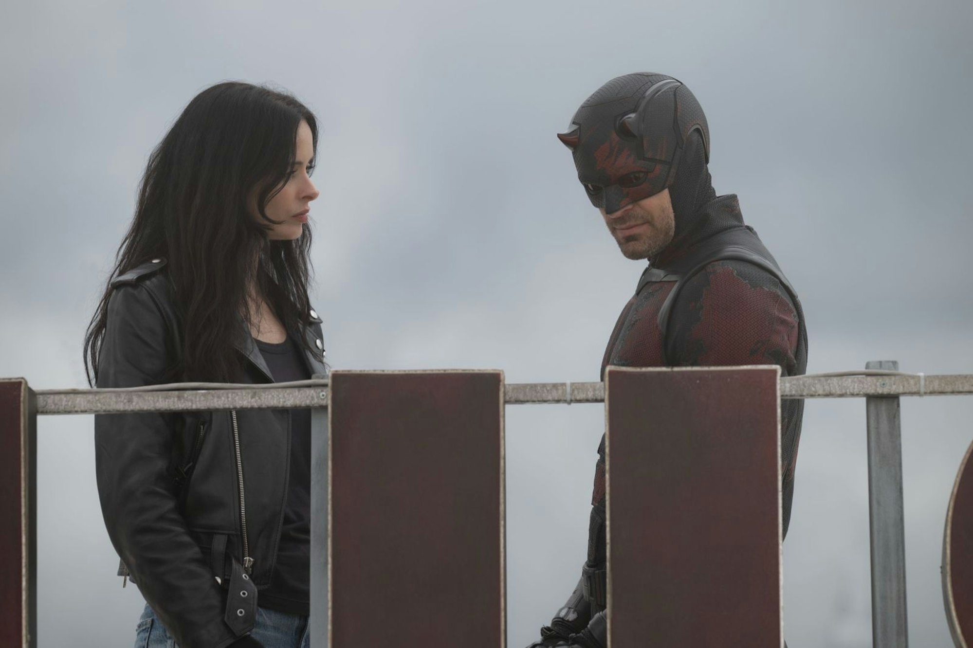 Mit Jessica Jones (Krysten Ritter) bekommt Daredevil (Charlie Cox) schlagkräftige Unterstützung im Kampf gegen Wilson Fisk. (Bild: Photo by Jojo Whilden. © 2025 MARVEL.)