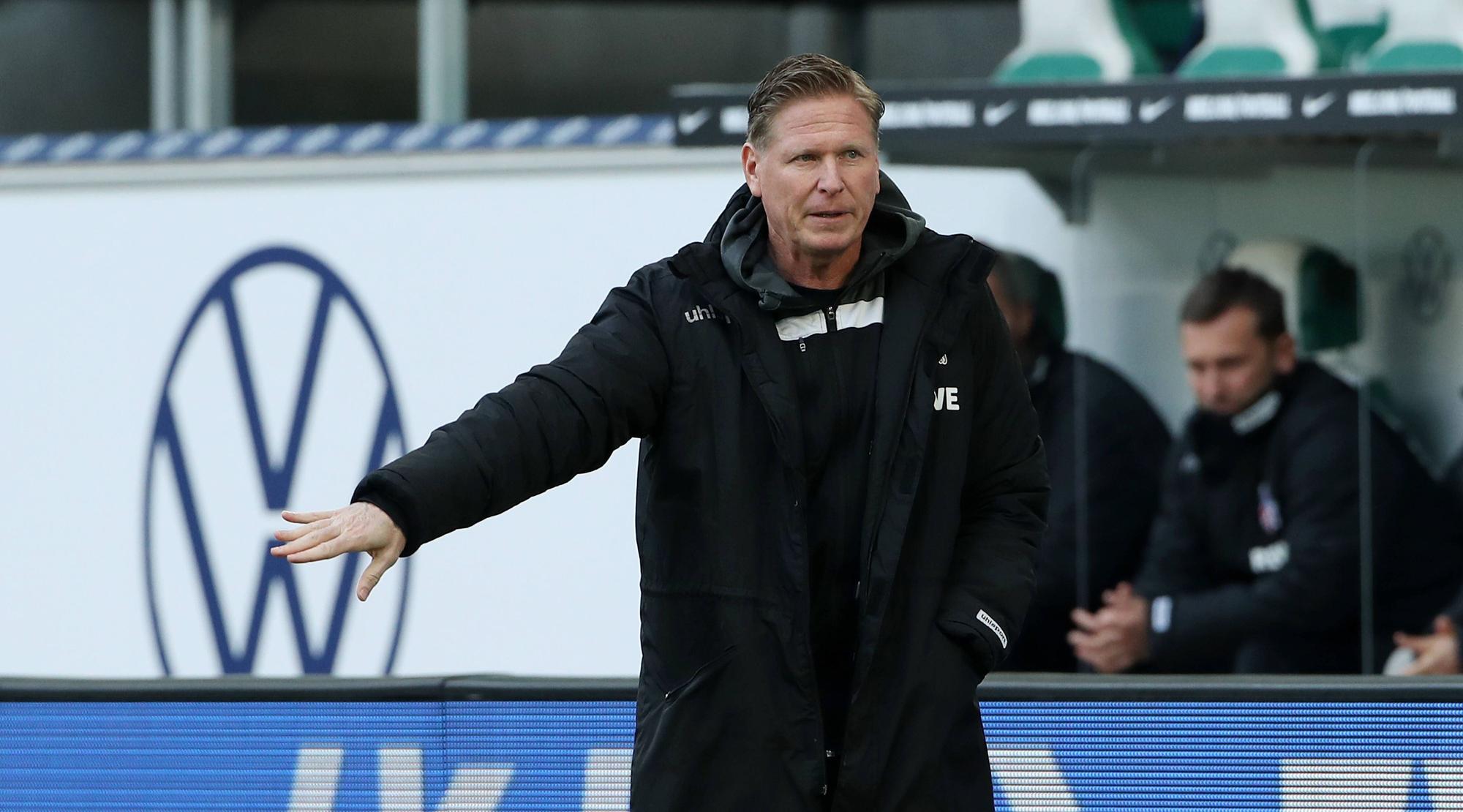 Trainer Markus Gisdol zeigend, gestikulierend / Aktion / Oberkoerper Oberkörper / / Fußball Fussball / DFL erste 1.Bundesliga Herren / Saison 2020/2021 / 03.04.2021 / VfL Wolfsburg WOB vs. 1.FC Köln / Geisterspiel wegen Corona / DFL regulations prohibit any use of photographs as image sequences and/or quasi-video. / *** Coach Markus Gisdol pointing, gesticulating action upper body upper body sports football soccer DFL first 1 Bundesliga men season 2020 2021 03 04 2021 VfL Wolfsburg WOB vs 1 FC Köln Geisterspiel due to Corona DFL regulations prohibit any use of photographs as image sequences and or quasi video