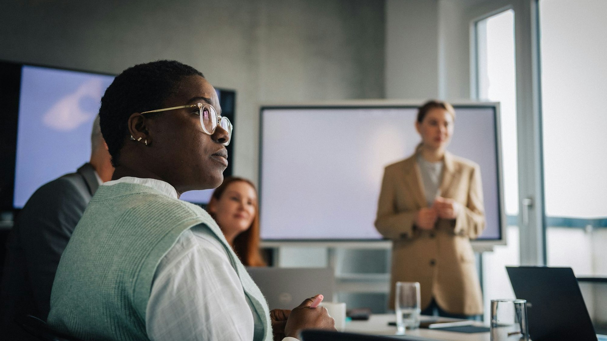 Eine Frau in einem Meeting