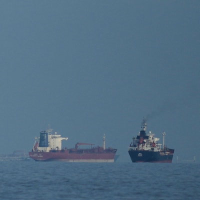 Vereinigte Arabische Emirate, Khor Fakkan: Öltanker und Frachtschiffe reihen sich in der Straße von Hormus auf.