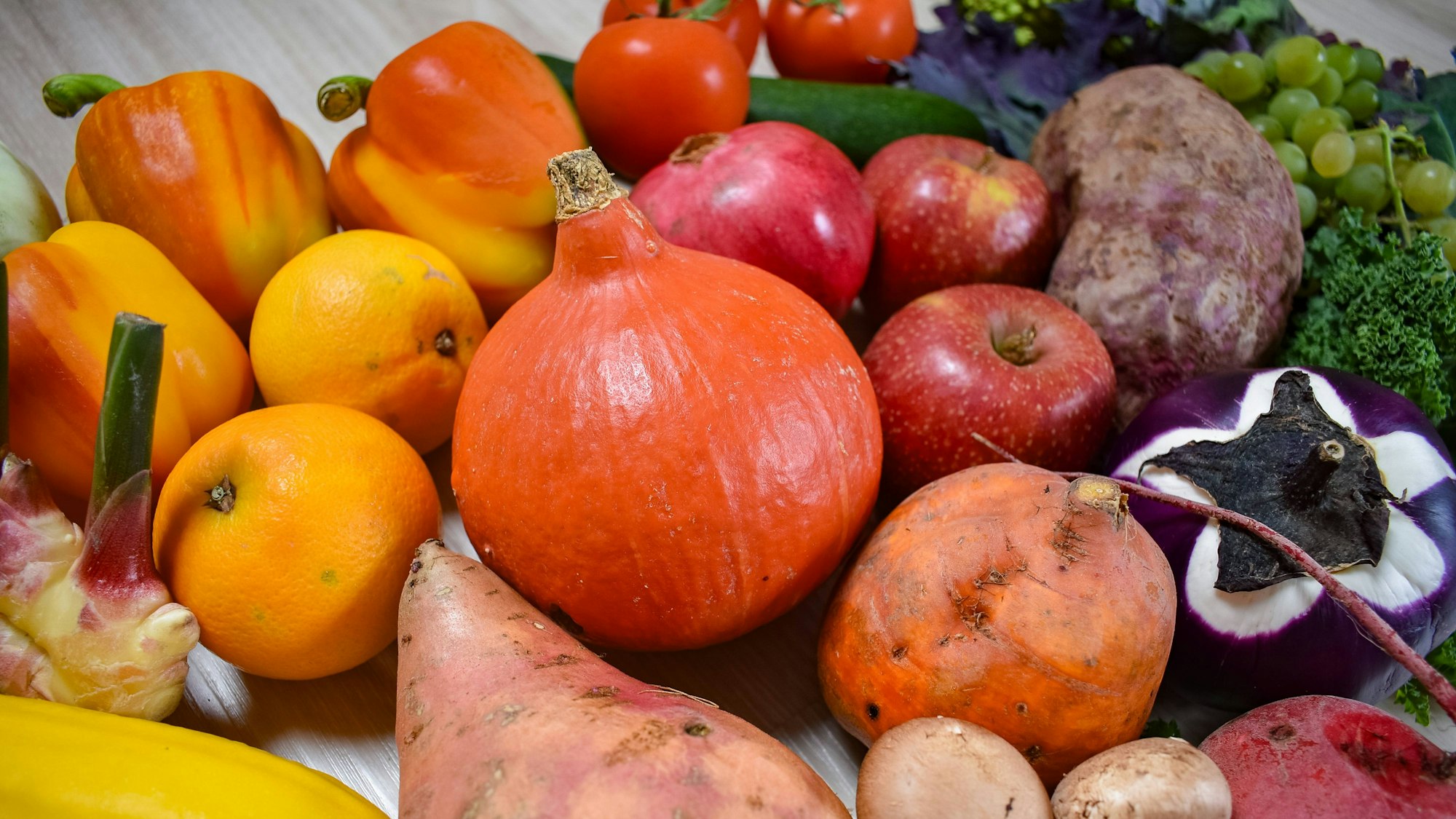 Vielfalt an bunten Obst- und Gemüsesorten.