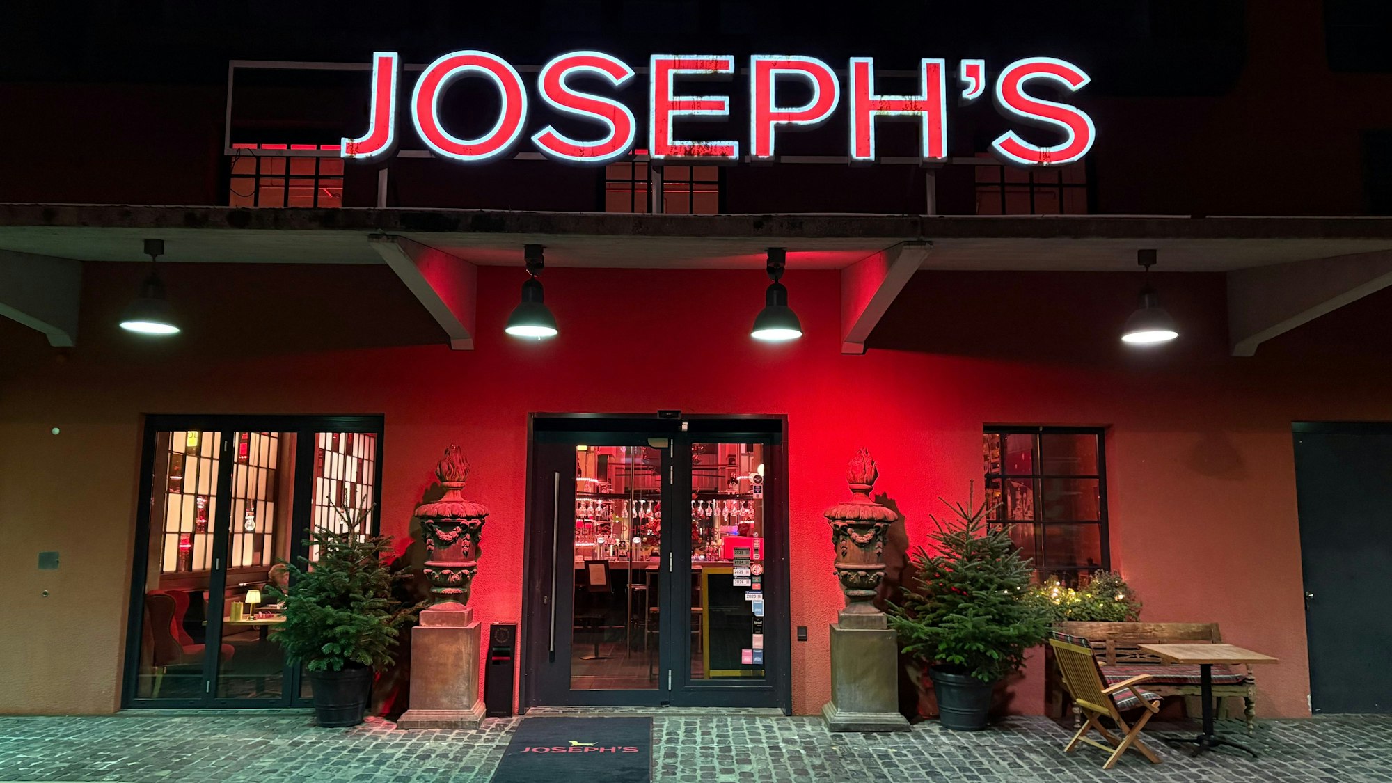 Das Restaurant Joseph's am Rhein in Köln von außen.