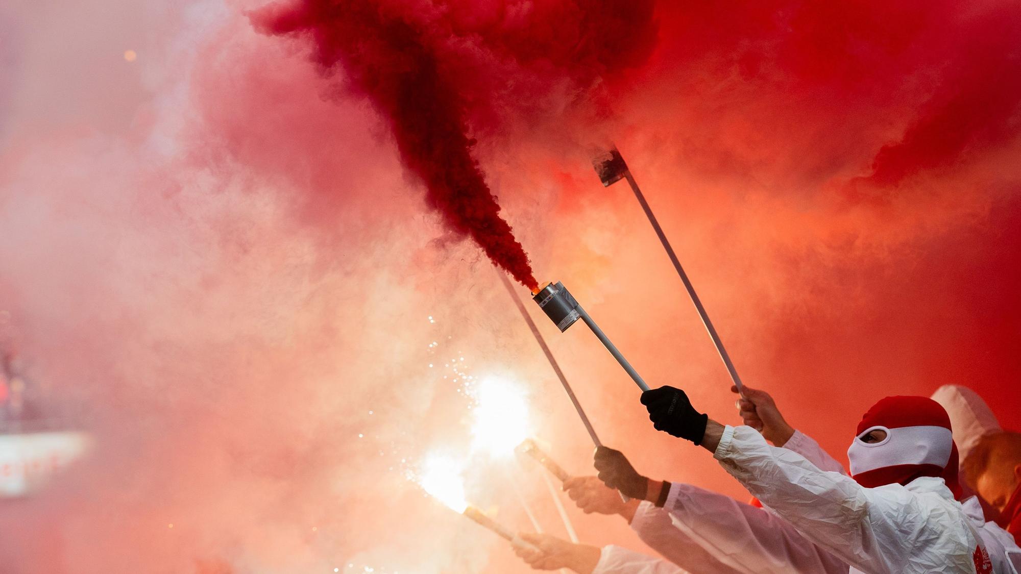 Pyrotechnik im Rheinenergiestadion wird von Kölner Fans gezündet