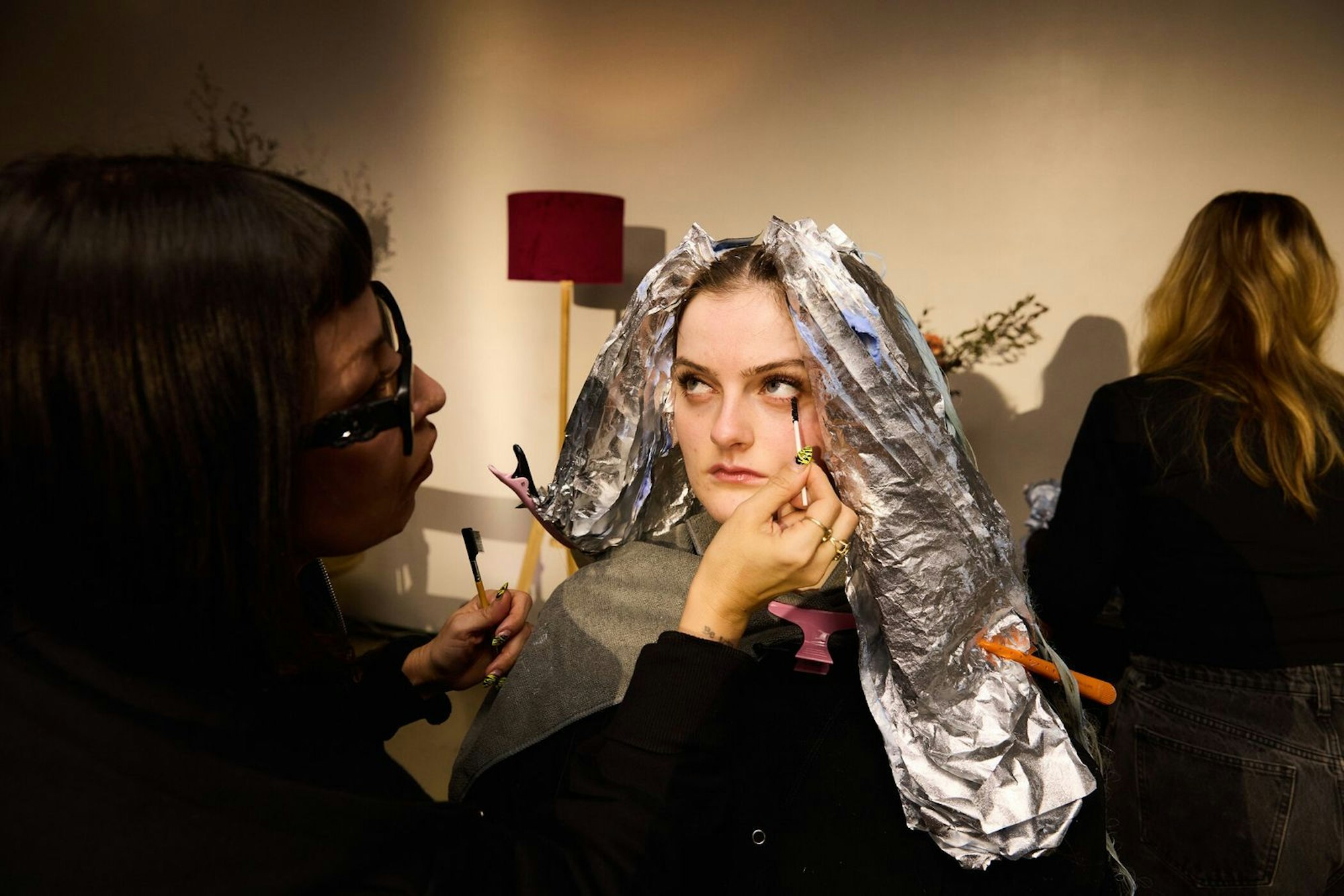 Julias Haare werden stundenlang immer wieder von braun auf platinblond gebleicht. (Bild: ProSieben/Max Montgomery)
