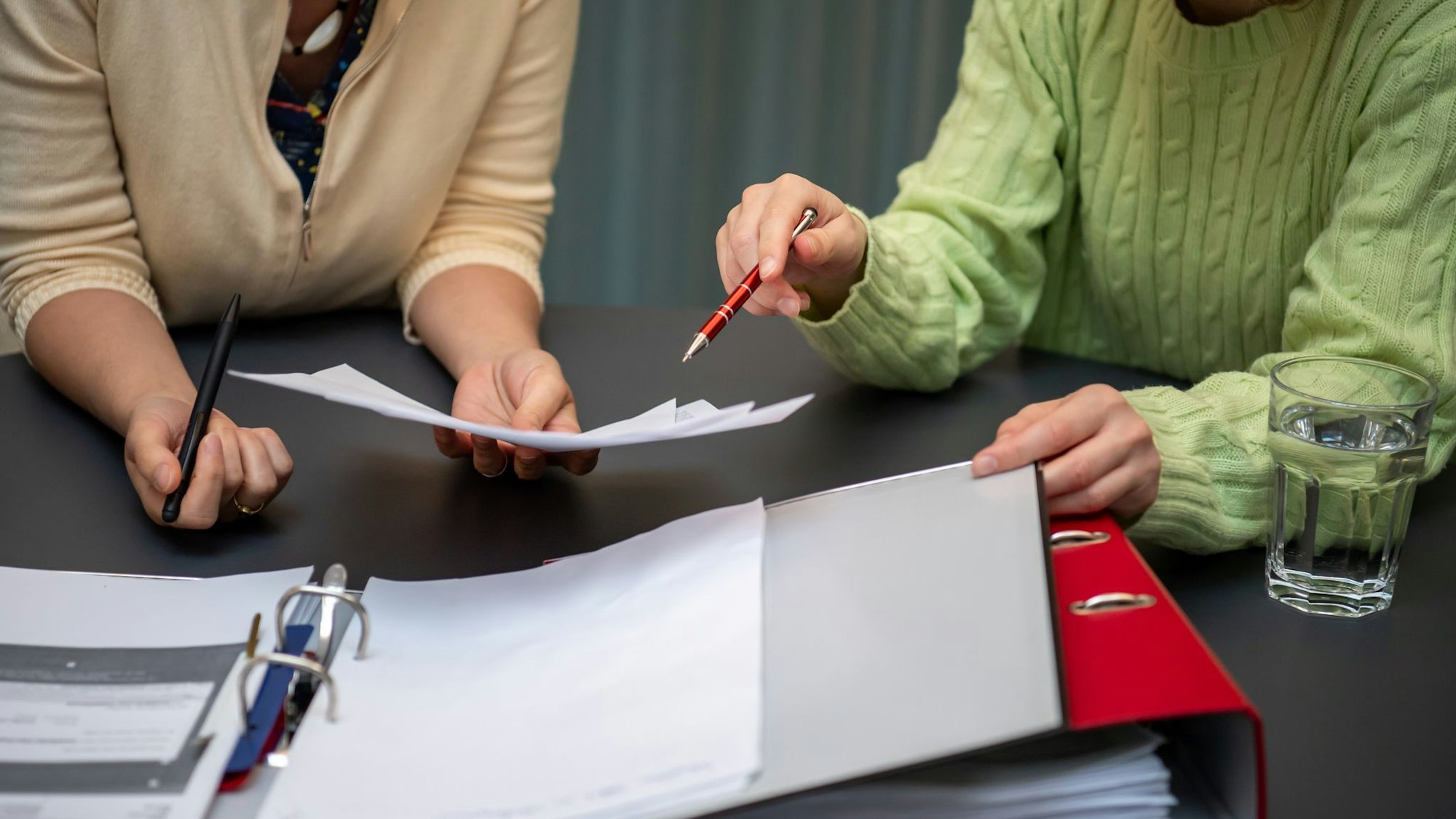 Zwei Frauen bei einem Beratungsgespräch