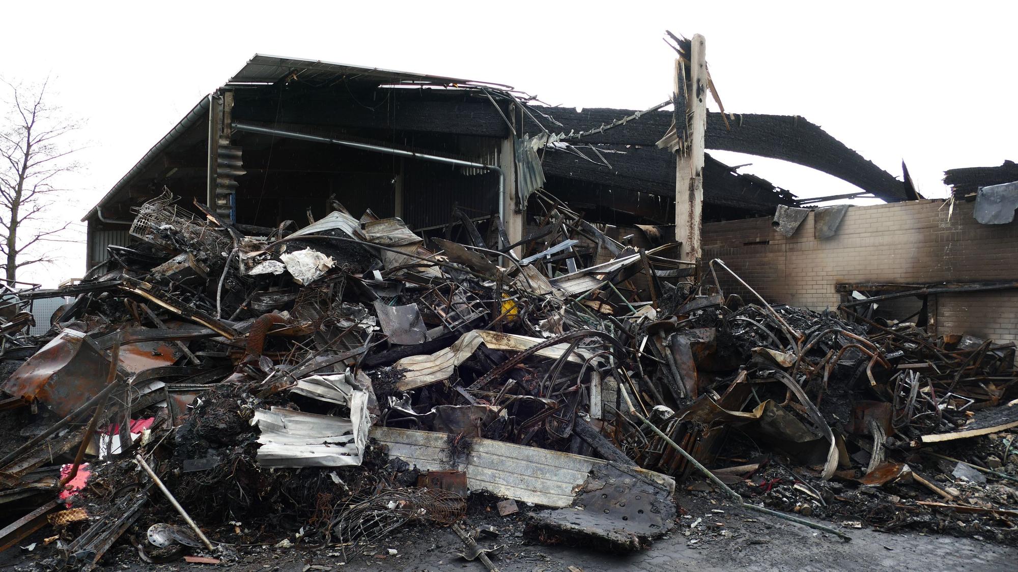 Nur noch Schutt ist nach dem Brand in der Lagerhalle in Niederkassel-Rheidt übrig.