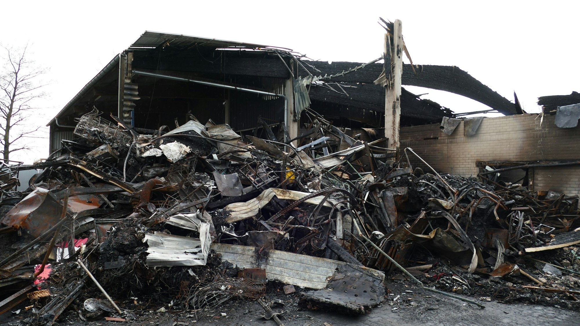 Nur noch Schutt ist nach dem Brand in der Lagerhalle in Niederkassel-Rheidt übrig.
