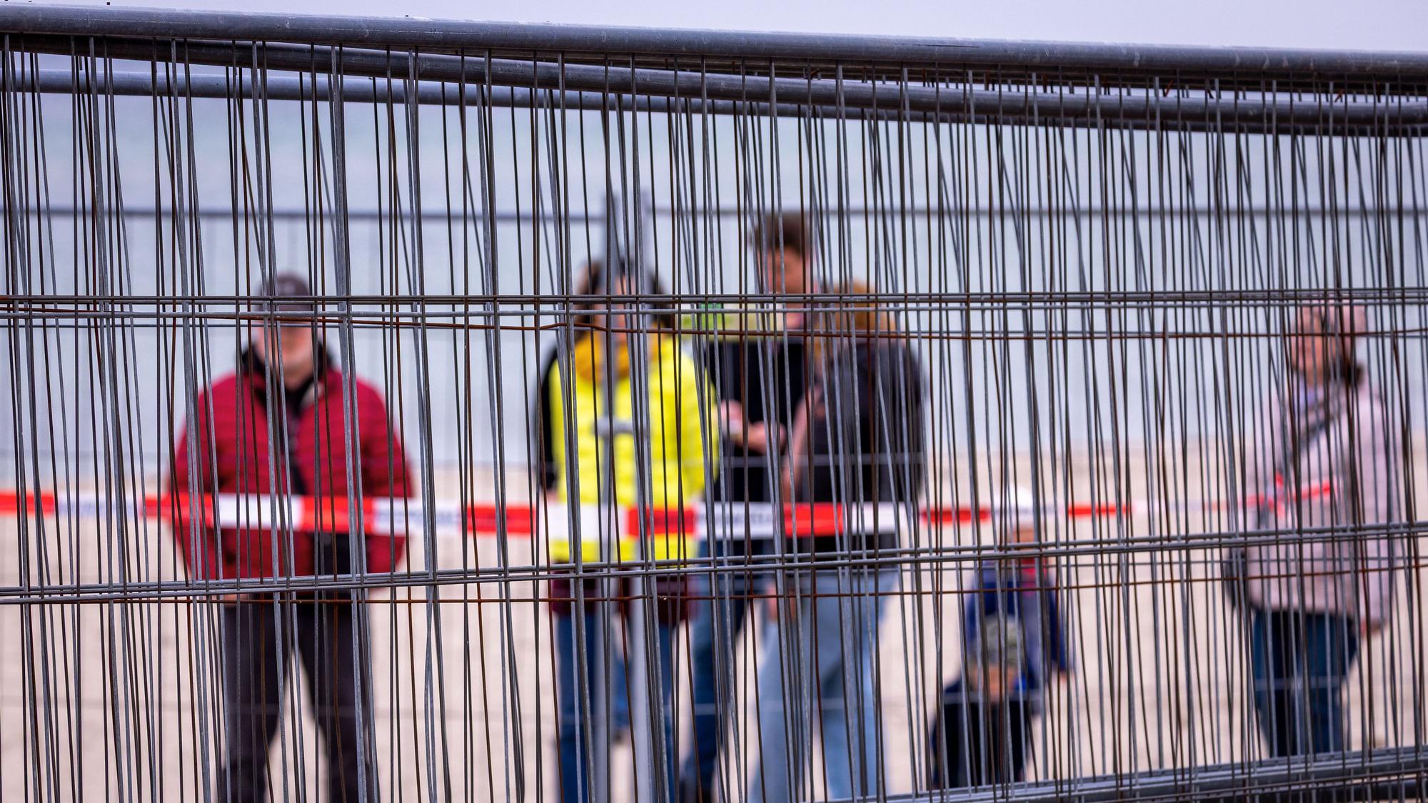 Schaulustige beobachten einen gestrandeten Wal an der Ostseeküste vor Niendorf.